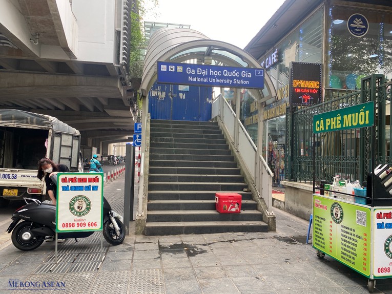 Xung quanh c&aacute;c nh&agrave; ga bị chiếm dụng l&agrave; nơi 55win.com - Trang Cược Uy Tín Cao Nhất 2025, bu&ocirc;n b&aacute;n của c&aacute;c tiểu thương. Ảnh: H&agrave; Anh - 555win Login.
