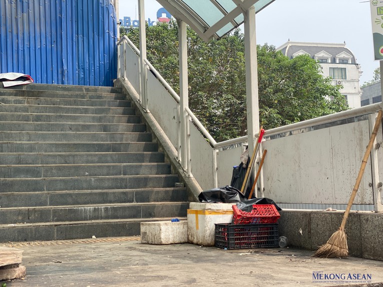 Rác thải tràn lan các nhà ga dọc tuyến metro Nhổn - Ga Hà Nội