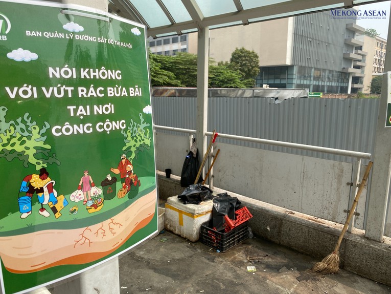 Rác thải tràn lan các nhà ga dọc tuyến metro Nhổn - Ga Hà Nội