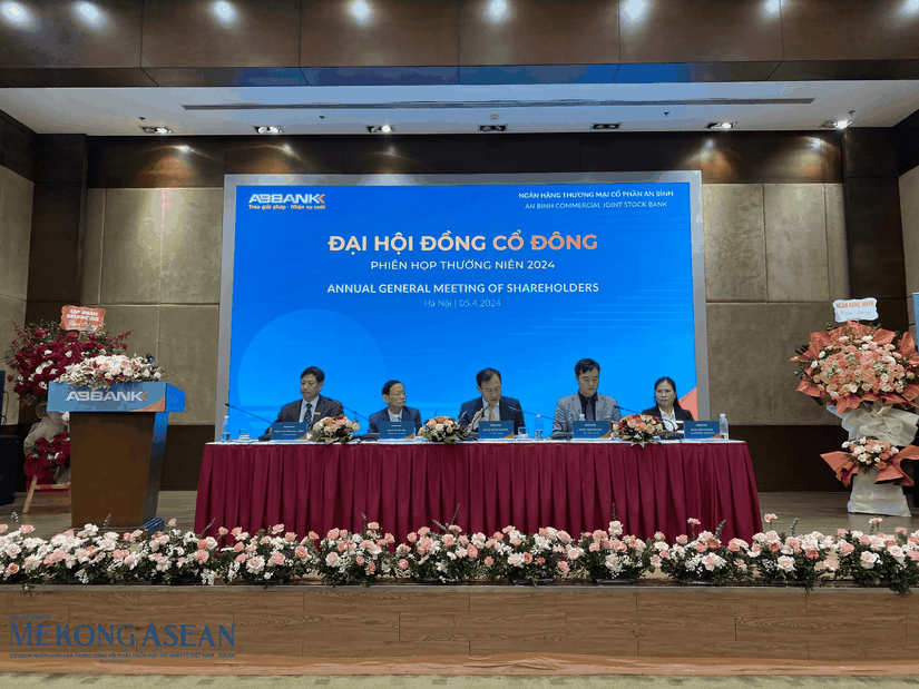 Chủ tịch Đ&agrave;o Mạnh Kh&aacute;ng (giữa) chủ tr&igrave; đại hội. Ảnh: Minh Phong - 555win Login