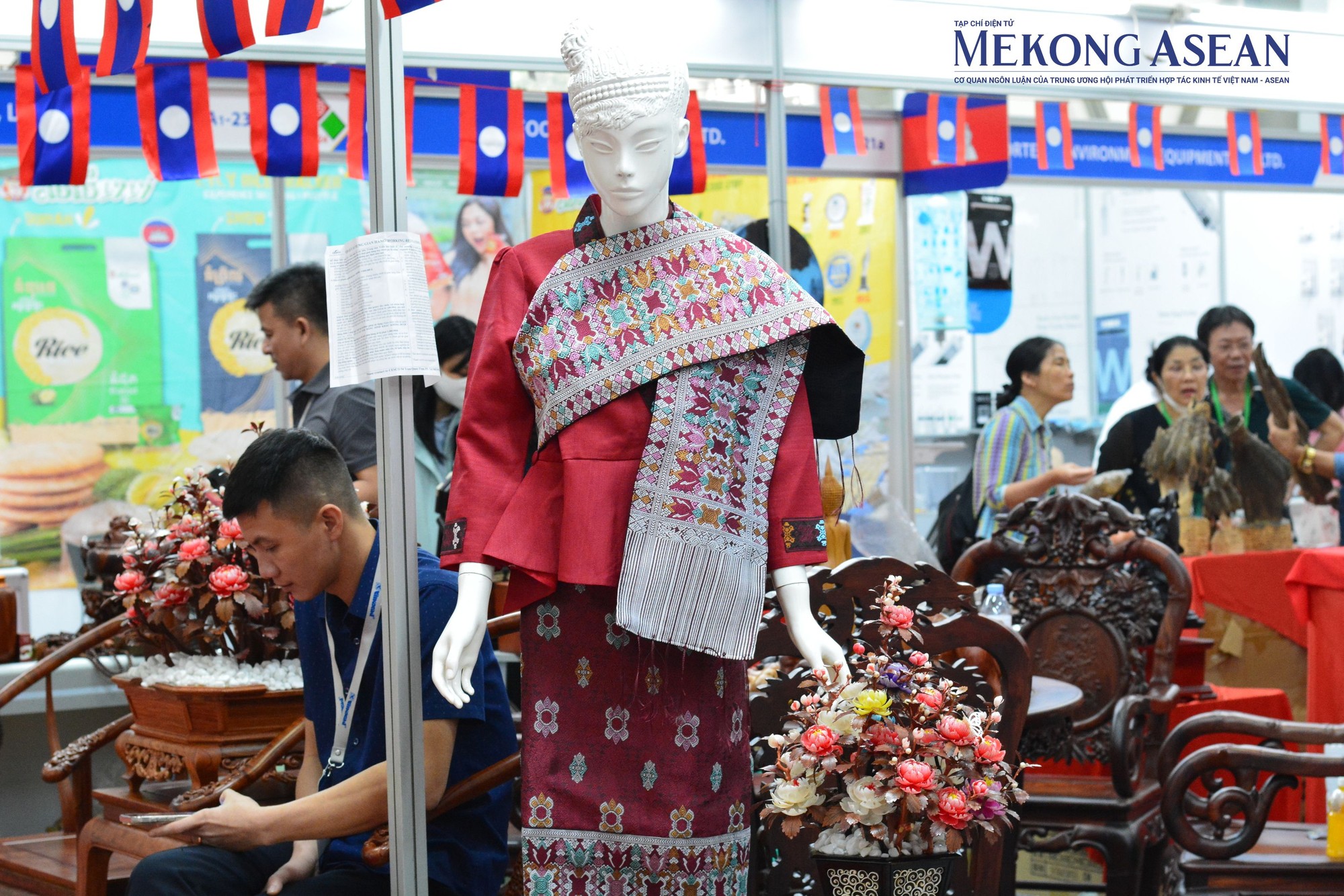 Gian h&agrave;ng L&agrave;o mang đến c&aacute;c sản phẩm đầy truyền thống như trang phục, c&aacute;c đồ thủ c&ocirc;ng mỹ nghệ. Ảnh: L&ecirc; Hồng Nhung - 555win Login