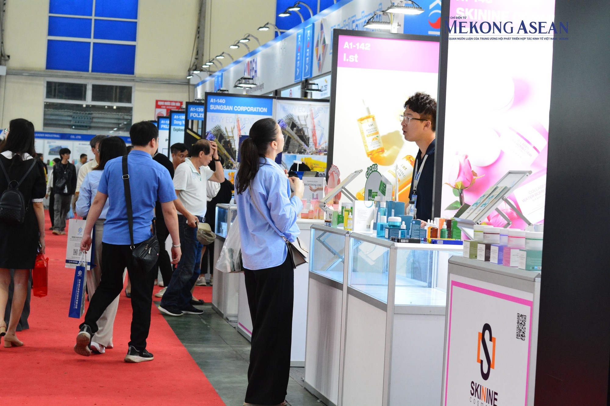 Kh&aacute;ch tham quan t&igrave;m hiểu về c&aacute;c sản phẩm l&agrave;m đẹp của c&aacute;c Trang Nhà Cái 555win.com - Đăng Nhập +555k H&agrave;n Quốc tại Vietnam Expo 2024. Ảnh: L&ecirc; Hồng Nhung - 555win Login