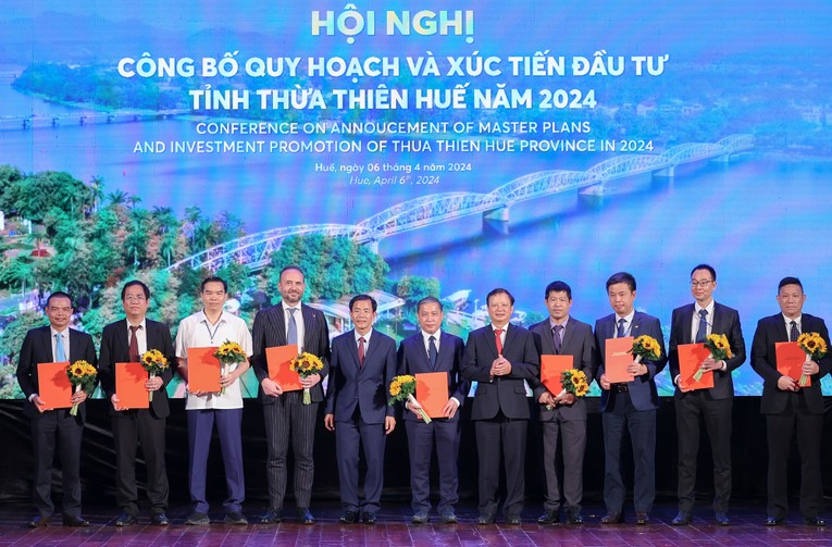 B&iacute; thư Tỉnh ủy v&agrave; Chủ tịch UBND tỉnh Thừa Thi&ecirc;n Huế trao giấy chứng nhận đăng k&yacute; đầu tư, 555Win 500 Đăng Ký Nhận Code chấp thuận chủ trương đầu tư, văn bản nghi&ecirc;n cứu cho c&aacute;c dự &aacute;n. Ảnh: VGP.