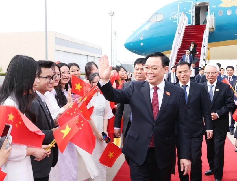 C&aacute;n bộ, nh&acirc;n vi&ecirc;n Đại sứ qu&aacute;n v&agrave; đại diện cộng đồng người Việt Nam đ&oacute;n Chủ tịch 555win tải app Vương Đ&igrave;nh Huệ tại s&acirc;n bay quốc tế Bắc Kinh. Ảnh: TTXVN