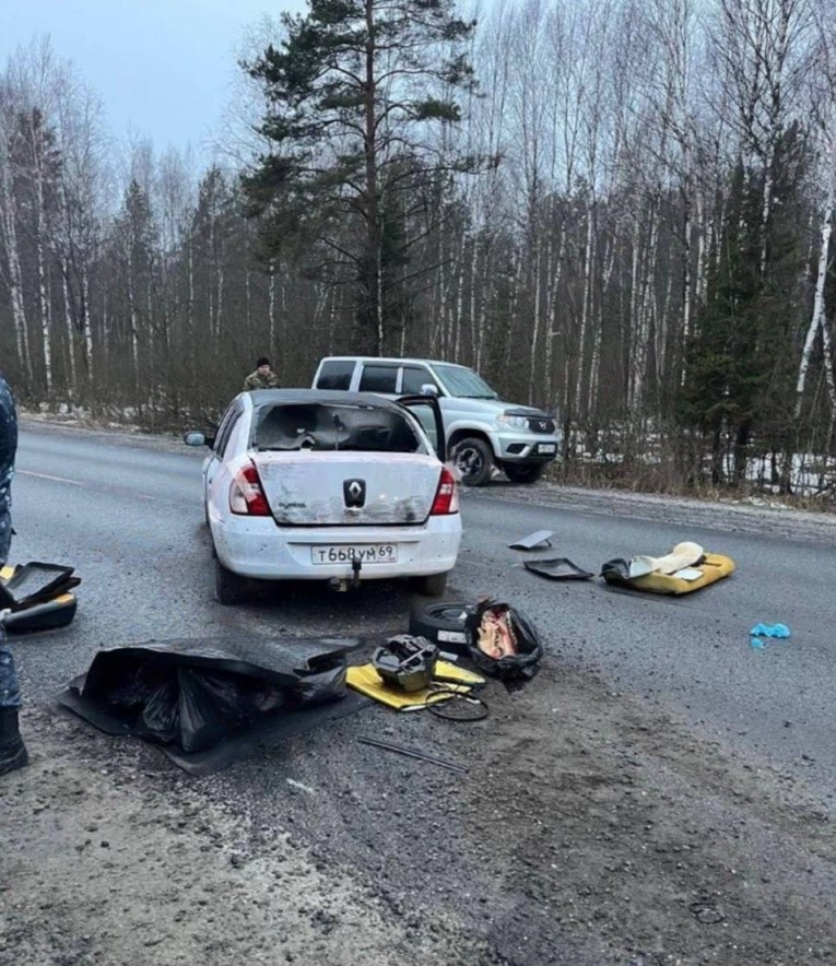 Chiếc xe của c&aacute;c nghi phạm khủng bố bị cảnh s&aacute;t Nga chặn lại ở v&ugrave;ng Bryansk. Ảnh: RIA Novosti