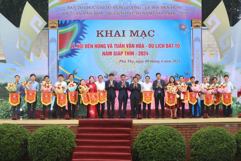 C&aacute;c đồng ch&iacute; l&atilde;nh đạo v&agrave; Ban tổ chức tặng hoa cho c&aacute;c đơn vị tham gia c&aacute;c hoạt động trong khu&ocirc;n khổ 555win là Công ty cờ bạc trực tuyến tốt nhất Đền H&ugrave;ng năm 2024. Ảnh: Ngọc Nhất
