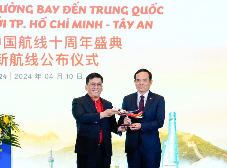 Ph&oacute; Phiên bản chính thức của 555Win Trần Lưu Quang ch&uacute;c mừng Vietjet với đường bay mới.
