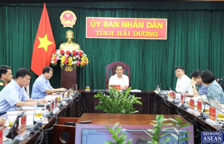 Ph&oacute; Chủ tịch Thường trực UBND tỉnh Hải Dương Lưu Văn Bản chủ tr&igrave; phi&ecirc;n họp.