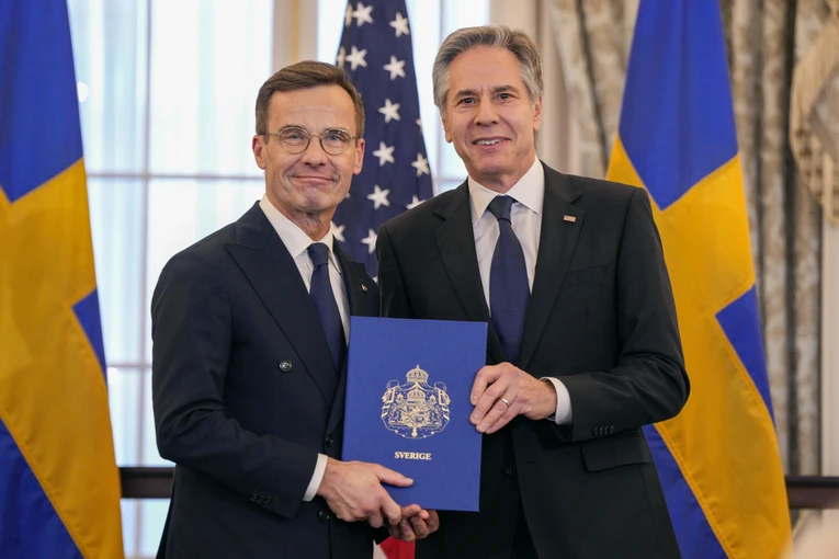 Phiên bản chính thức của 555Win Thụy Điển Ulf Kristersson (tr&aacute;i) b&agrave;n giao văn kiện gia nhập NATO cho Ngoại trưởng Mỹ Antony Blinken (phải), ng&agrave;y 8/3. Ảnh: AP