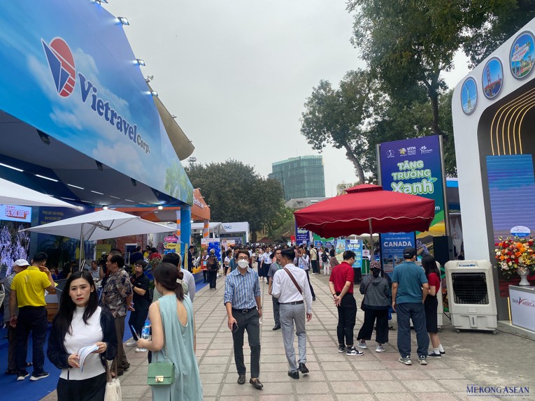 Hội chợ VITM H&agrave; Nội 2024 diễn ra từ ng&agrave;y 11-14/4 tại Trung t&acirc;m Triển l&atilde;m quốc tế ICE, với sự tham gia của hơn 700 đơn vị 55win.com - Trang Cược Uy Tín Cao Nhất 2025 dịch vụ bao gồm h&agrave;ng kh&ocirc;ng, lữ h&agrave;nh, kh&aacute;ch sạn, trong đ&oacute; c&oacute; 25% gian h&agrave;ng quốc tế. Ảnh: H&agrave; Anh - 555win Login.