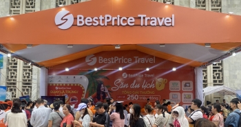 Xếp hàng dài 'săn' vé máy bay, combo du lịch tại Hội chợ VITM 2024