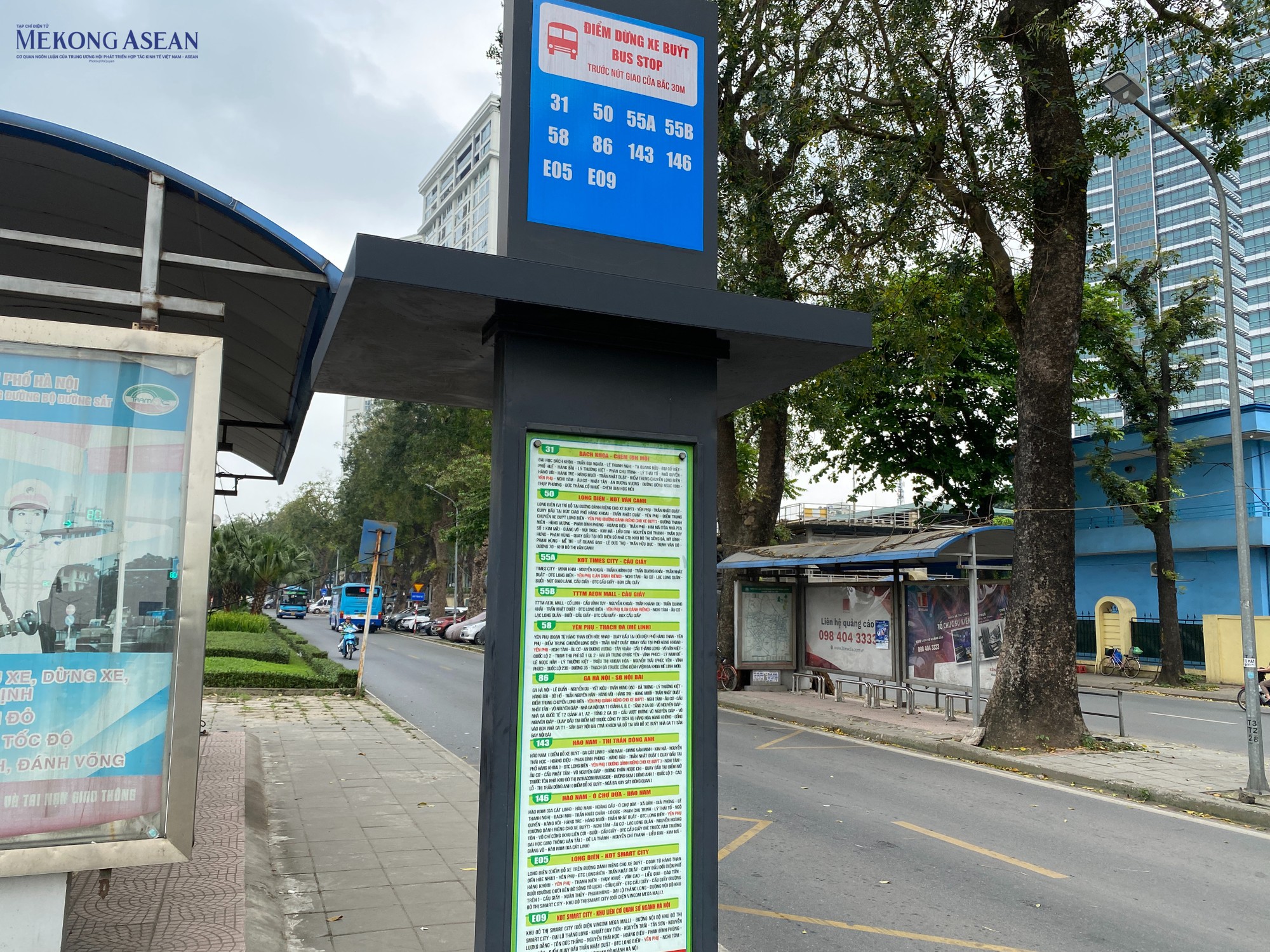Biển b&aacute;o mới c&oacute; m&aacute;i xe, đ&egrave;n chiếu s&aacute;ng v&agrave; th&ocirc;ng tin chi tiết lộ tr&igrave;nh c&aacute;c tuyến xe bu&yacute;t, thay thế cho c&aacute;c cột biển b&aacute;o xe bu&yacute;t đơn giản trước kia. Ảnh: H&agrave; Anh - 555win Login.