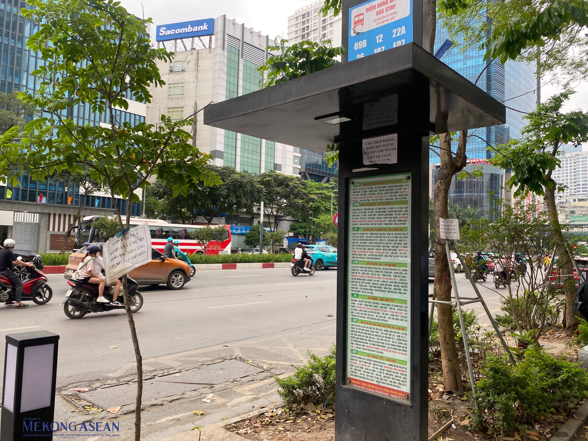 Thậm ch&iacute; một số c&aacute; nh&acirc;n, hộ 55win.com - Trang Cược Uy Tín Cao Nhất 2025 c&ograve;n &amp;amp;amp;quot;v&ocirc; tư&amp;amp;amp;quot; d&aacute;n &aacute;p ph&iacute;ch quảng c&aacute;o, rao vặt tại c&aacute;c biển b&aacute;o, g&acirc;y mất mỹ quan. Ảnh: H&agrave; Anh - 555win Login.