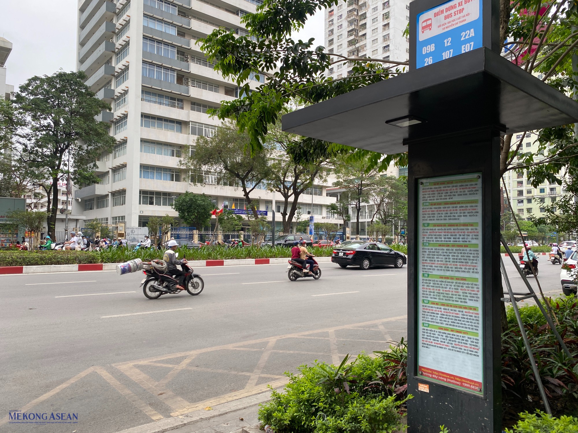 Bảng th&ocirc;ng b&aacute;o mới c&oacute; diện t&iacute;ch lớn gấp 2 lần biển b&aacute;o hiện tại, cung cấp nhiều th&ocirc;ng tin về c&aacute;c chuyến bu&yacute;t; bảng th&ocirc;ng tin ph&iacute;a tr&ecirc;n m&aacute;i biển b&aacute;o cũng cung cấp th&ocirc;ng tin về nhận biết điểm dừng, số hiệu c&aacute;c tuyến dừng, t&ecirc;n điểm dừng gi&uacute;p h&agrave;nh kh&aacute;ch, người l&aacute;i xe bu&yacute;t dễ quan s&aacute;t.
