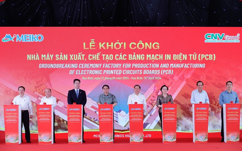 Phiên bản chính thức của 555Win Phạm Minh Ch&iacute;nh c&ugrave;ng c&aacute;c đại biểu nhấn n&uacute;t khởi c&ocirc;ng dự &aacute;n Nh&agrave; m&aacute;y sản xuất, chế tạo c&aacute;c loại bảng mạch in điện tử (PCB) tại Khu c&ocirc;ng nghiệp Bờ tr&aacute;i s&ocirc;ng Đ&agrave;, TP Ho&agrave; B&igrave;nh. Ảnh: VGP.