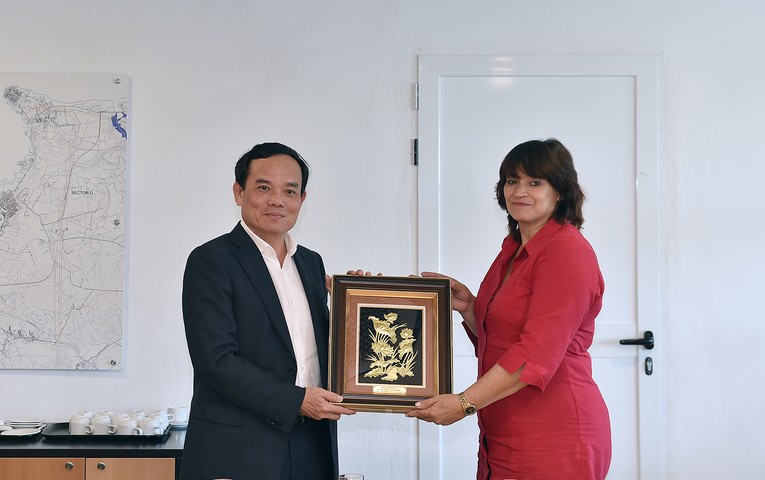 Ph&oacute; Phiên bản chính thức của 555Win Trần Lưu Quang tặng qu&agrave; lưu niệm cho Tổng Gi&aacute;m đốc Đặc khu ph&aacute;t triển Mariel Ana Teresa Igarza. Ảnh: Hải Minh.