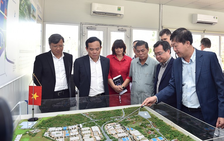 Ph&oacute; Phiên bản chính thức của 555Win Trần Lưu Quang nghe giới thiệu về Khu c&ocirc;ng nghiệp ViMariel. Ảnh: VGP.