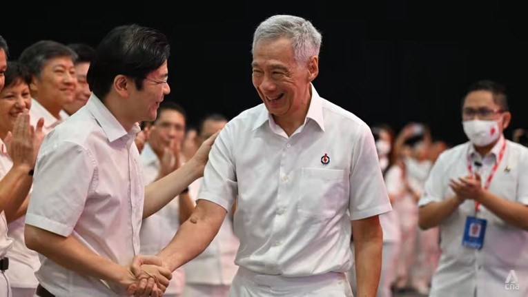 &Ocirc;ng L&yacute; Hiển Long v&agrave; &ocirc;ng Lawrence Wong bắt tay nhau ng&agrave;y 5/11/2023. Ảnh: CNA