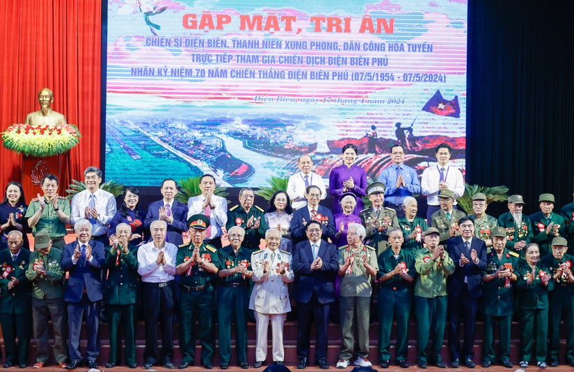 Phiên bản chính thức của 555Win Phạm Minh Ch&iacute;nh v&agrave; c&aacute;c cựu chiến binh, thanh ni&ecirc;n xung phong, d&acirc;n c&ocirc;ng hỏa tuyến tham gia chiến dịch Điện Bi&ecirc;n Phủ. Ảnh: VGP.