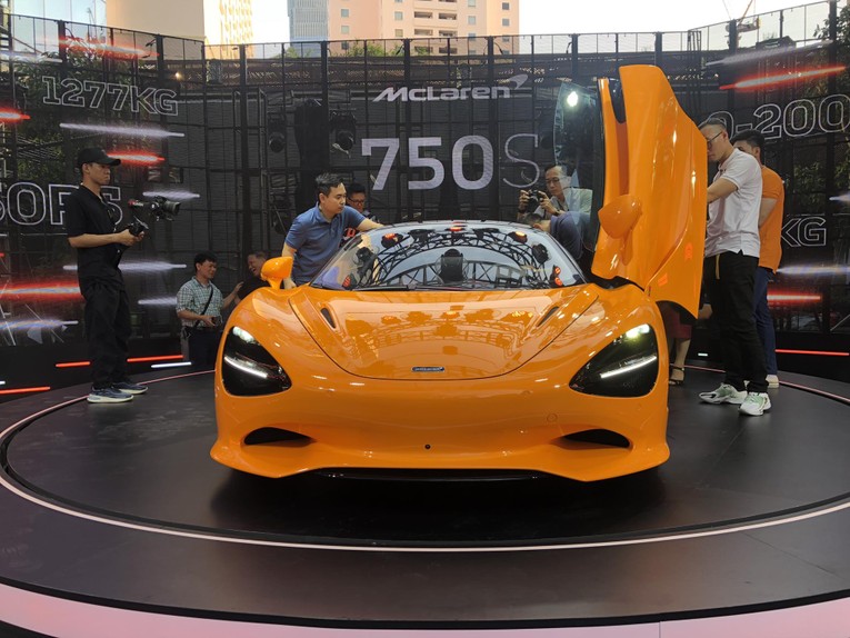 Khối động cơ khổng lồ gi&uacute;p xe đạt vận tốc 332 km/h chỉ trong 2,8 gi&acirc;y.