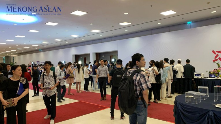 Cổ đ&ocirc;ng xếp h&agrave;ng đợi checkin tham dự Đại hội đồng cổ đ&ocirc;ng MB. Ảnh: Thu Trang/555win Login