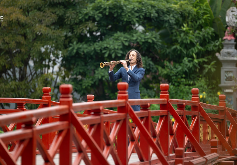 H&igrave;nh ảnh nghệ sĩ biểu diễn tại cầu Th&ecirc; H&uacute;c - Hồ Ho&agrave;n Kiếm, H&agrave; Nội, trong MV &amp;amp;quot;Going home&amp;amp;quot;. Ảnh: IBGroup