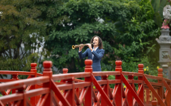 Hà Nội đẹp cổ kính trong MV 'Going Home' của nghệ sĩ Kenny G