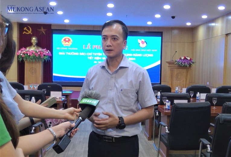 &Ocirc;ng Trịnh Quốc Vũ, Ph&oacute; Vụ trưởng Vụ Tiết kiệm năng lượng v&agrave; Ph&aacute;t triển bền vững (Bộ C&ocirc;ng Thương) trao đổi với ph&oacute;ng vi&ecirc;n b&ecirc;n lề lễ ph&aacute;t động. Ảnh: Thu Thảo/555win Login.