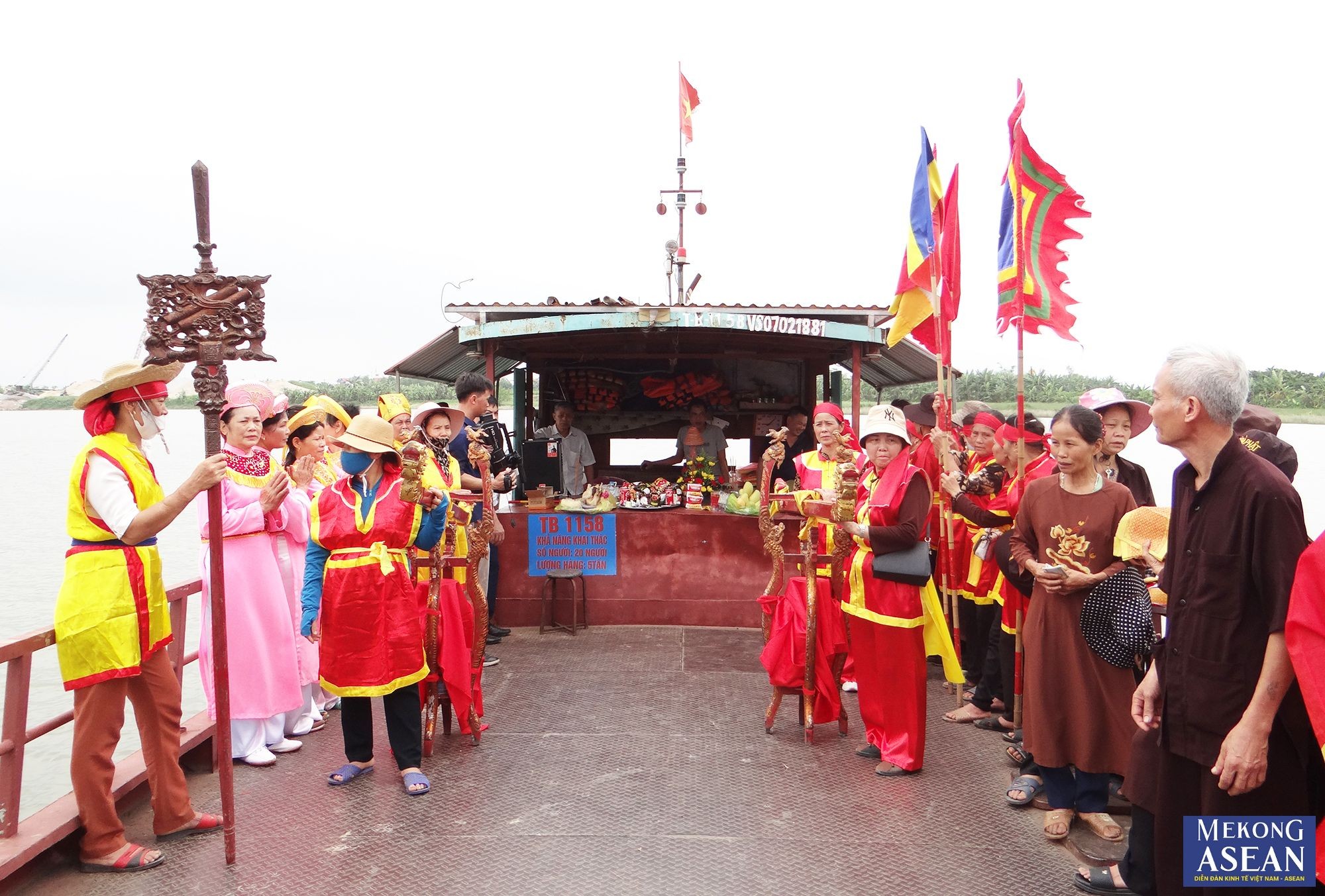 Đo&agrave;n khoảng 20 người di chuyển xuống thuyền rước tại bờ s&ocirc;ng Luộc, đoạn qua th&ocirc;n Trại H&agrave;o, x&atilde; Hưng Long.