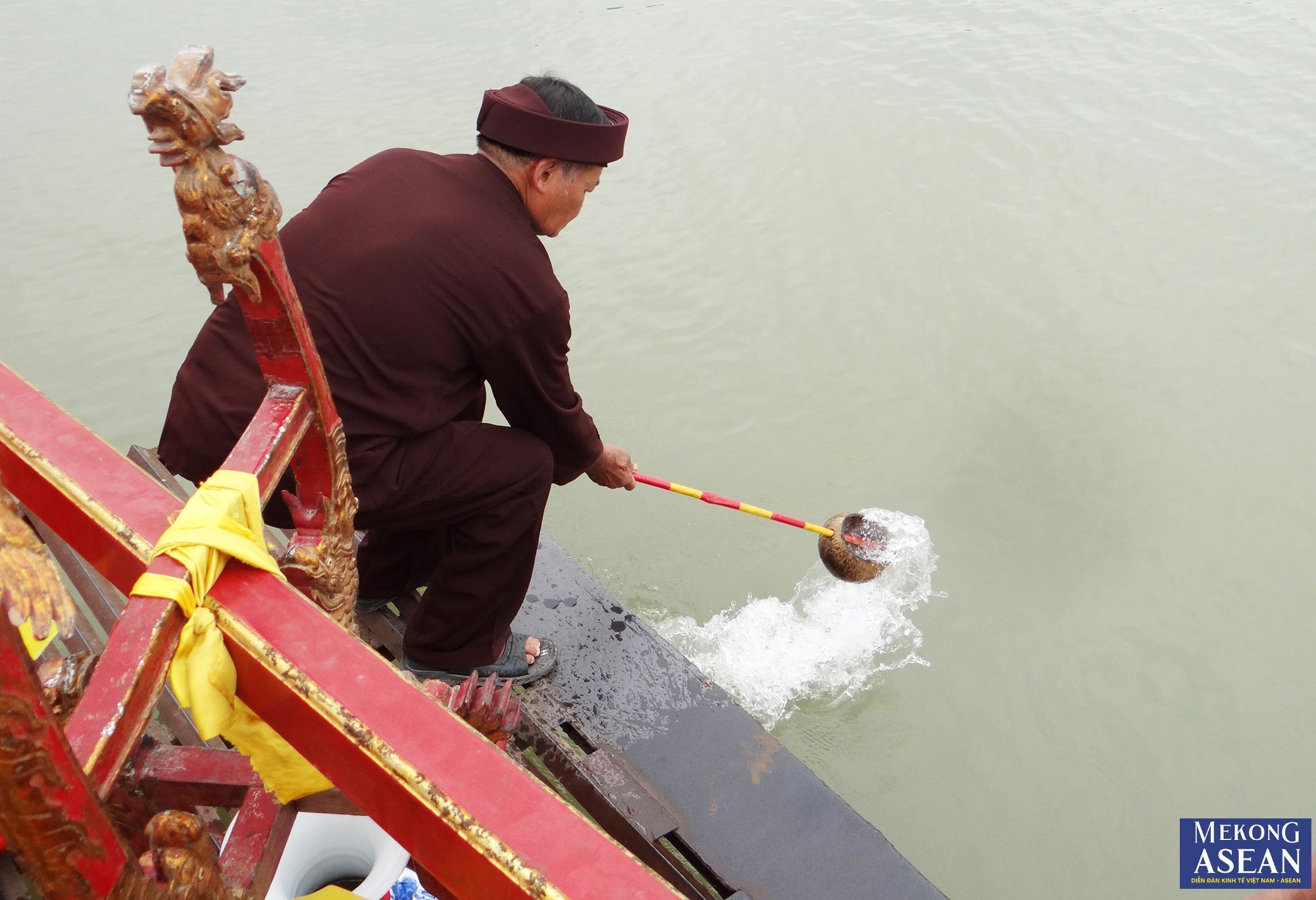 Cụ &ocirc;ng trong đo&agrave;n thực hiện nghi thức m&uacute;c nước.