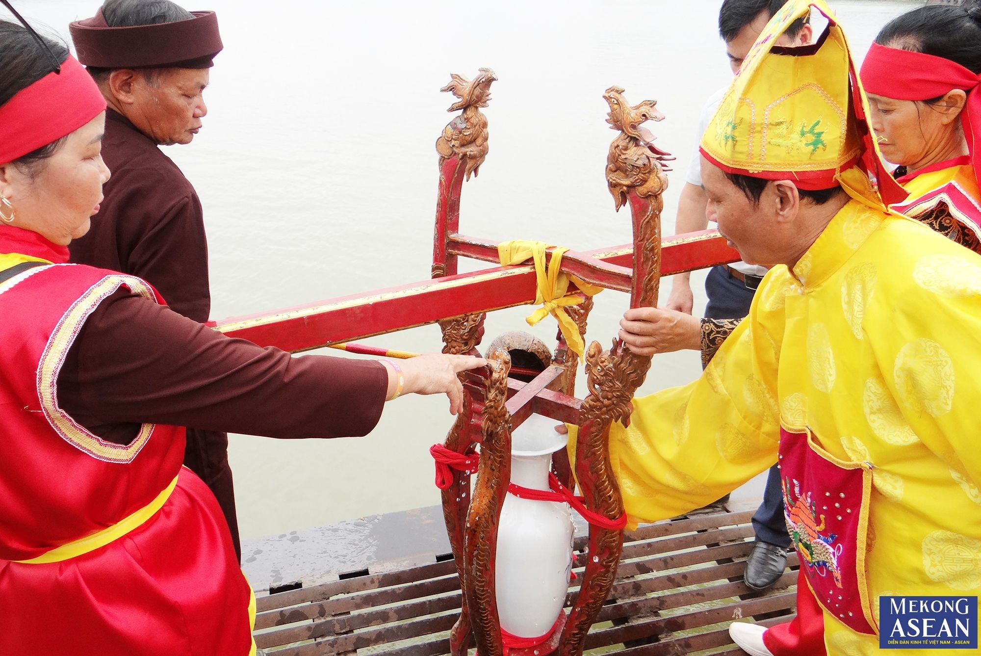 Nước được đổ đầy v&agrave;o 2 ch&oacute;e.