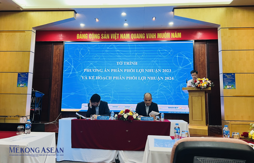 Tổng gi&aacute;m đốc Nhữ Đ&igrave;nh H&ograve;a (tr&aacute;i) v&agrave; Chủ tịch HĐQT Nguyễn Hồng Tuấn (phải) chủ tr&igrave; đại hội. Ảnh: Minh Phong - 555win Login
