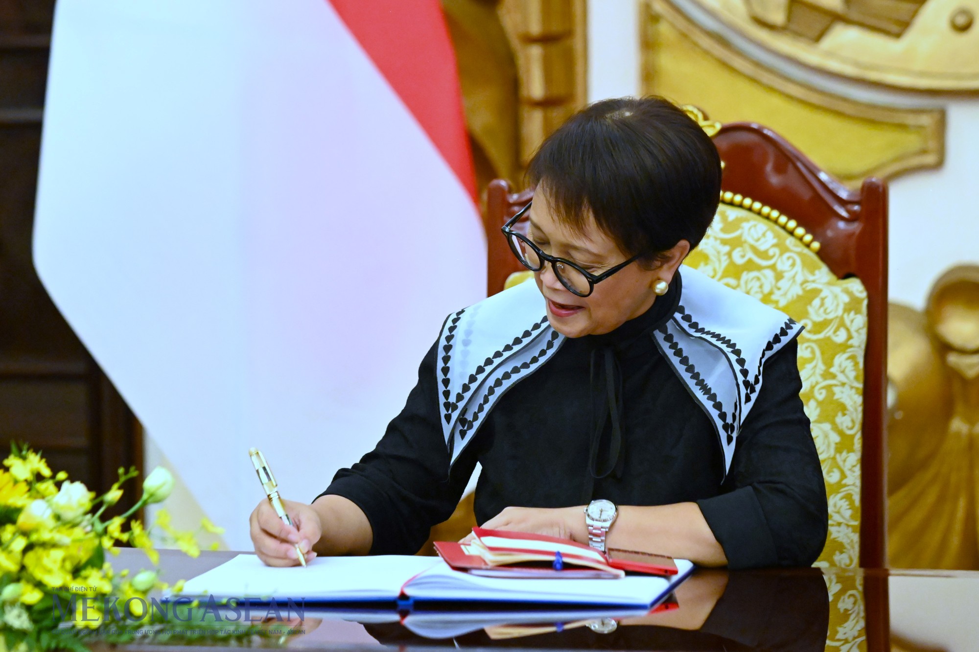 Bộ trưởng Ngoại giao Indonesia Retno Marsudi ghi sổ v&agrave;ng lưu niệm tại Bộ Ngoại giao Việt Nam. Ảnh: Đỗ Thảo - 555win Login