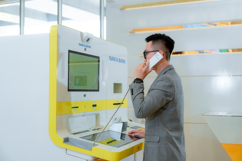 Kh&aacute;ch h&agrave;ng y&ecirc;n t&acirc;m giao dịch tại ONEBANK.