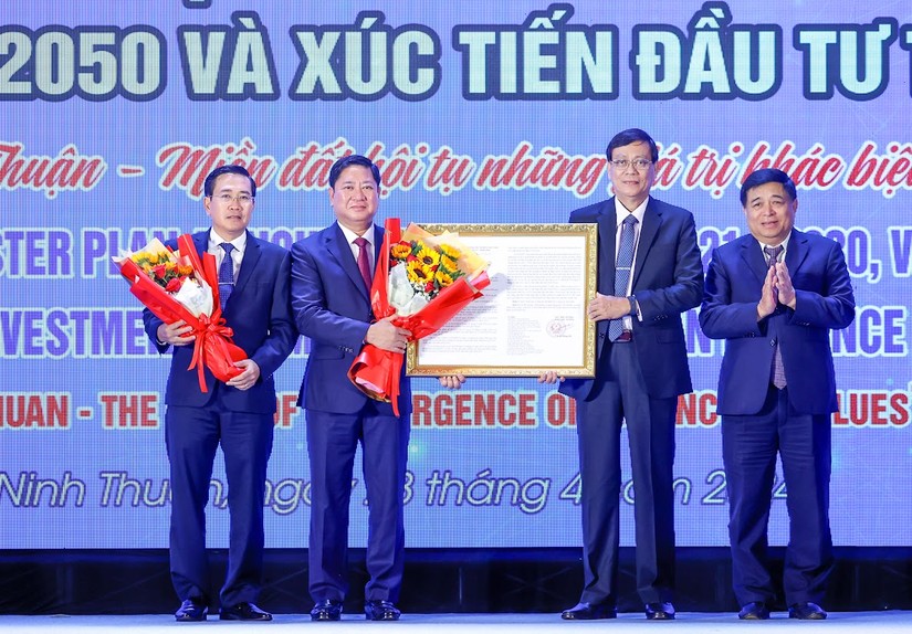 Bộ trưởng Bộ Kế hoạch v&agrave; Đầu tư Nguyễn Ch&iacute; Dũng trao 555Win 500 Đăng Ký Nhận Code ph&ecirc; duyệt Quy hoạch tỉnh thời kỳ 2021-2030, tầm nh&igrave;n đến năm 2050 cho l&atilde;nh đạo tỉnh Ninh Thuận. Ảnh: VGP.