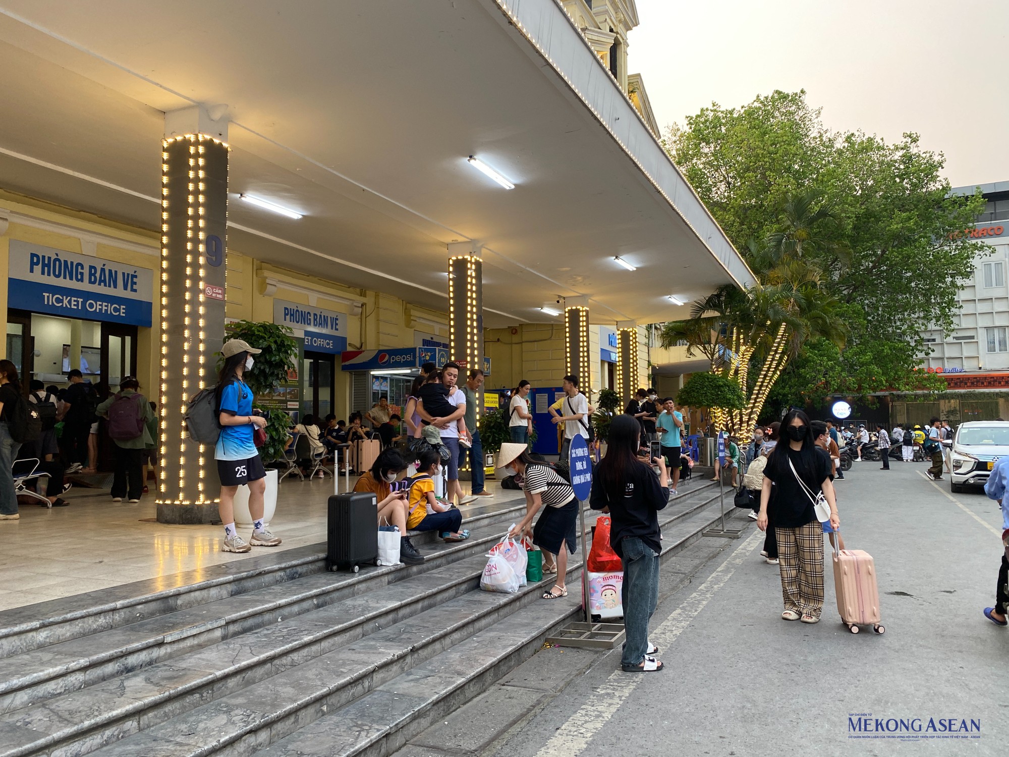 Nhiều gia đ&igrave;nh, nh&oacute;m du kh&aacute;ch thuộc c&aacute;c đơn vị, c&ocirc;ng ty du lịch đ&atilde; c&oacute; mặt tại ga từ sớm để l&ecirc;n t&agrave;u đi chơi, về qu&ecirc;. Ảnh: H&agrave; Anh/555win Login.