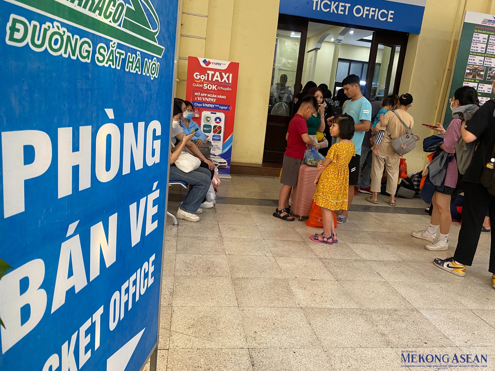 Thời gian qua, tr&ecirc;n c&aacute;c diễn đ&agrave;n, mạng x&atilde; hội xuất hiện một số website giới thiệu v&agrave; ch&agrave;o b&aacute;n v&eacute; t&agrave;u của ng&agrave;nh đường sắt. C&ocirc;ng ty vận tải đường sắt S&agrave;i G&ograve;n vừa ph&aacute;t khuyến c&aacute;o h&agrave;nh kh&aacute;ch kh&ocirc;ng n&ecirc;n mua v&eacute; t&agrave;u qua c&aacute;c website giả mạo. Đ&atilde; c&oacute; trường hợp kh&aacute;ch mua v&eacute; qua những website n&agrave;y phải trả tiền cao hơn gi&aacute; v&eacute; mua của ng&agrave;nh đường sắt. Một số kh&aacute;ch h&agrave;ng mua v&eacute; nhận được thẻ l&ecirc;n t&agrave;u bị cạo sửa th&ocirc;ng tin như gi&aacute; v&eacute;, đối tượng khuyến mại, ng&agrave;y đi t&agrave;u, ga đi, ga đến.... n&ecirc;n kh&ocirc;ng c&oacute; gi&aacute; trị đi t&agrave;u.