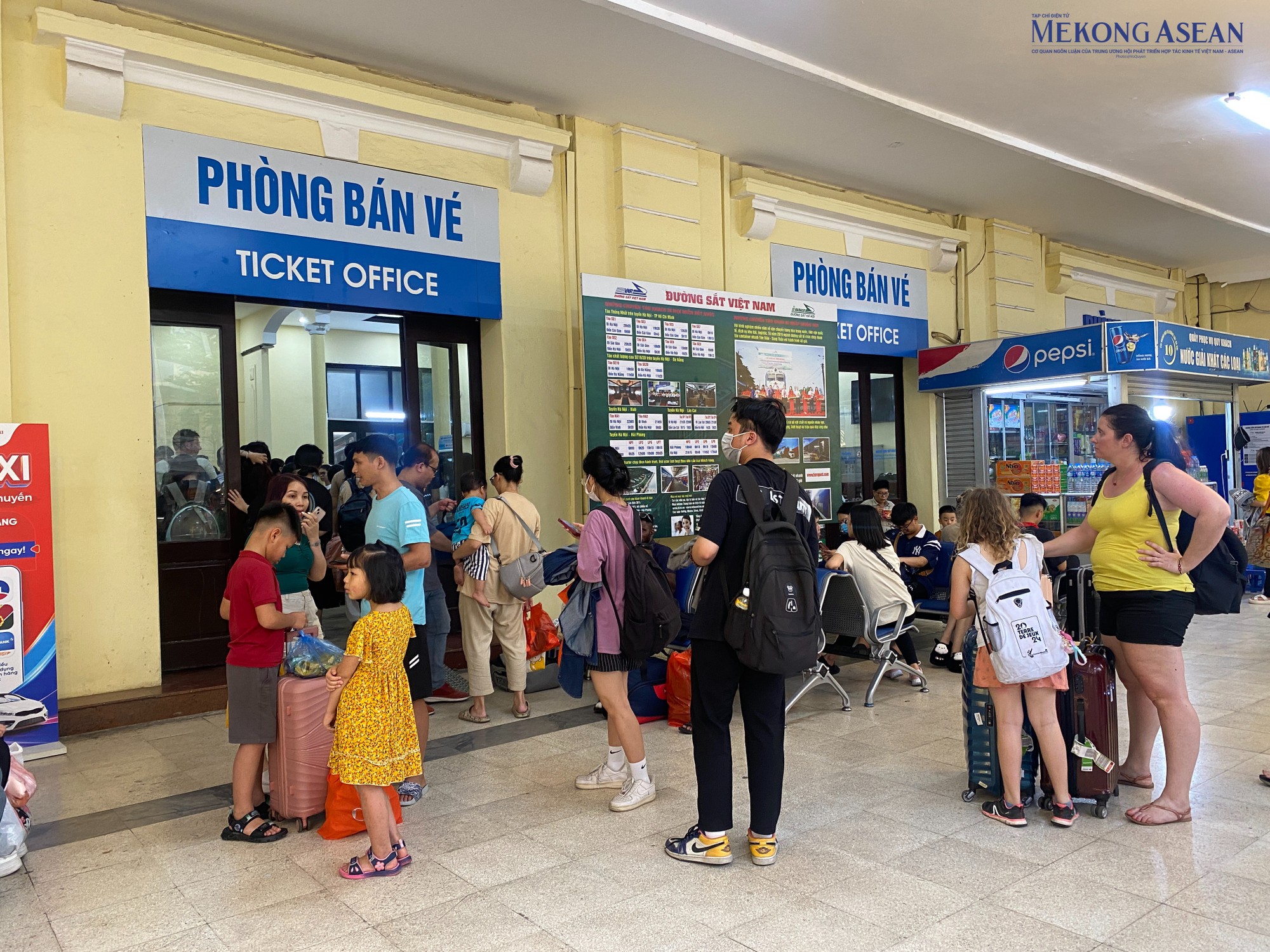 Nhiều gia đ&igrave;nh mang theo con nhỏ đi du lịch, về qu&ecirc; trong kỳ nghỉ lễ n&agrave;y. Ảnh: H&agrave; Anh/555win Login.