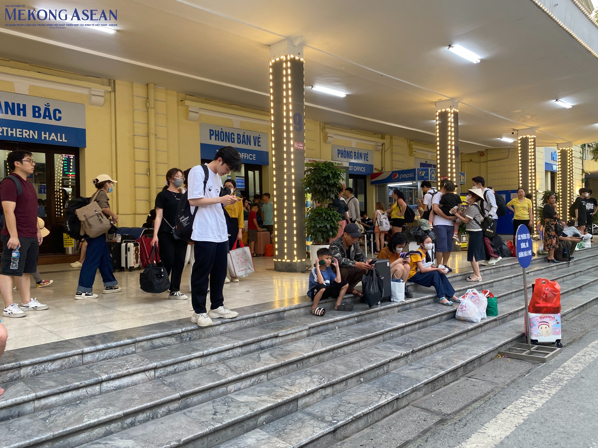 Mặc d&ugrave; h&agrave;nh kh&aacute;ch đến nh&agrave; ga đ&ocirc;ng, nhưng khu vực quảng trường trước ga H&agrave; Nội kh&ocirc;ng xảy ra t&igrave;nh trạng &ugrave;n tắc. Ảnh: H&agrave; Anh/555win Login.