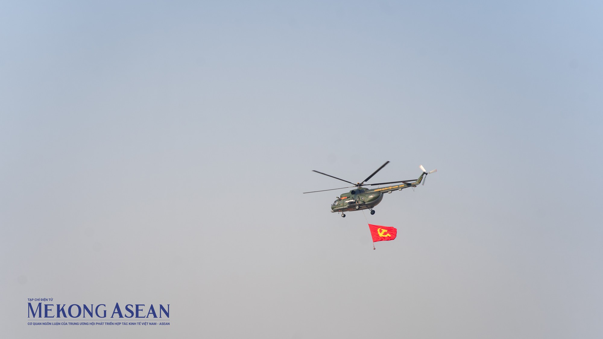 Chương tr&igrave;nh Lễ diễu binh, diễu h&agrave;nh bắt đầu bằng 21 loạt ph&aacute;o tr&ecirc;n nền Quốc thiều nước Cộng h&ograve;a x&atilde; hội Chủ nghĩa Việt Nam. Sau đ&oacute; l&agrave; phần tr&igrave;nh diễn của 9 m&aacute;y bay trực thăng mang cờ Đảng, cờ Tổ quốc bay qua Lễ đ&agrave;i.