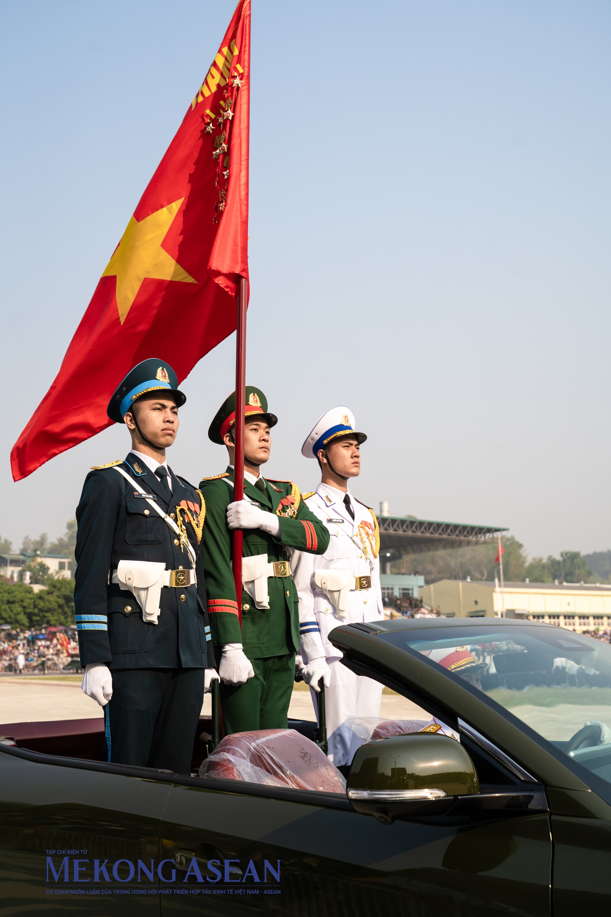 Lễ hợp luyện đầy đủ c&aacute;c lực lượng tham gia lễ diễu binh, diễu h&agrave;nh được tổ chức ng&agrave;y 28/4 vừa qua trước sự chứng kiến của h&agrave;ng chục ngh&igrave;n kh&aacute;n giả tại S&acirc;n vận động Điện Bi&ecirc;n. Sự kiện c&oacute; sự tham gia của 5 th&agrave;nh phần lực lượng: Lực lượng Ph&aacute;o lễ; lực lượng Kh&ocirc;ng qu&acirc;n bay ch&agrave;o mừng; lực lượng diễu binh, diễu h&agrave;nh (gồm khối Nghi trượng, lực lượng diễu binh do Bộ Quốc ph&ograve;ng chủ tr&igrave; phối hợp Bộ C&ocirc;ng an đảm nhiệm, lực lượng diễu h&agrave;nh của khối Quần ch&uacute;ng, lực lượng diễu h&agrave;nh của khối Nghệ thuật); lực lượng l&agrave;m nền tr&ecirc;n s&acirc;n; lực lượng xếp h&igrave;nh, xếp chữ.