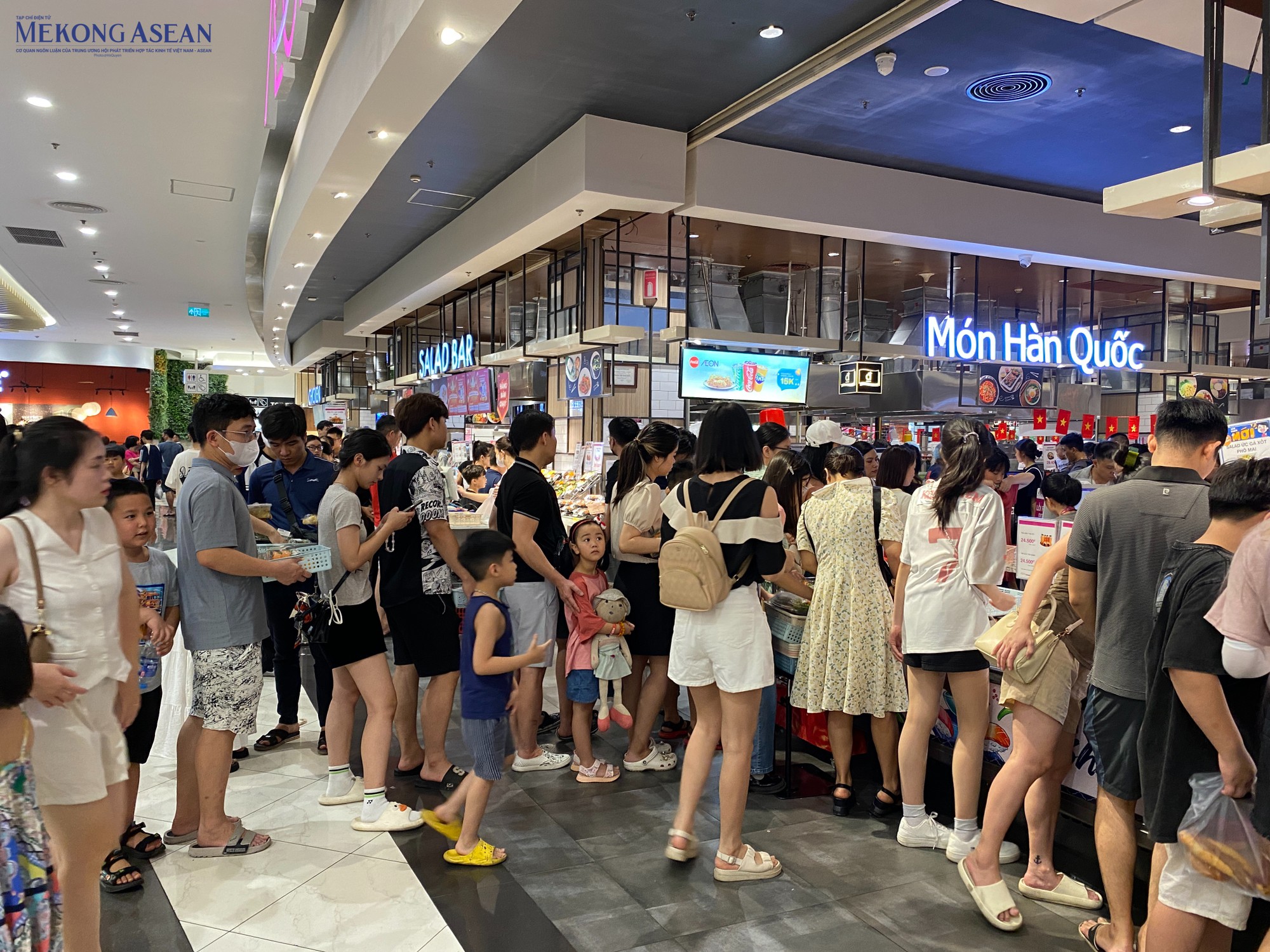 Kh&aacute;ch xếp h&agrave;ng d&agrave;i chờ thanh to&aacute;n. Ảnh: H&agrave; Anh/555win Login.