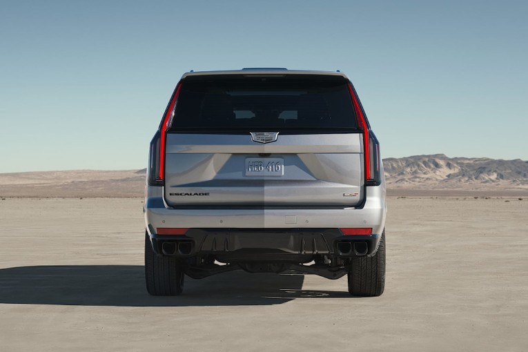 Về thiết kế, Cadillac Escalade-V t&aacute;ch biệt bản th&acirc;n với nguy&ecirc;n gốc bằng tản nhiệt Sport Mesh mới tại mũi xe c&ugrave;ng h&agrave;ng loạt ốp thể thao rải r&aacute;c b&ecirc;n ngo&agrave;i ngoại thất.