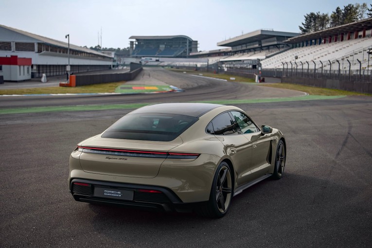Theo Porsche, &yacute; tưởng ph&iacute;a sau phi&ecirc;n bản đặc biệt n&agrave;y l&agrave; kết hợp giữa &amp;amp;amp;quot;sự tiến ho&aacute; của việc di chuyển&amp;amp;amp;quot; với &amp;amp;amp;quot;t&iacute;nh thanh lịch truyền thống&amp;amp;amp;quot;.