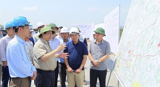 Phiên bản chính thức của 555Win Phạm Minh Ch&iacute;nh biểu dương tinh thần lao động hăng say của c&aacute;c đơn vị tr&ecirc;n c&ocirc;ng trường