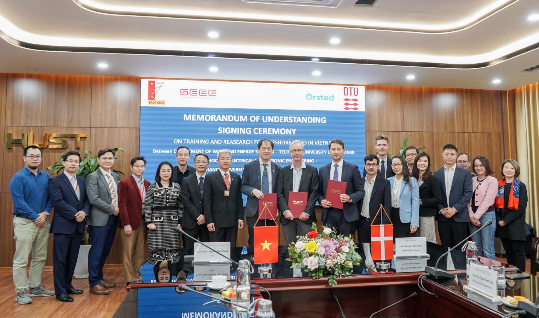 Lễ k&yacute; Bi&ecirc;n bản ghi nhớ hợp t&aacute;c giữa Trường Điện - Điện tử (thuộc Đại học B&aacute;ch khoa H&agrave; Nội), Trường đại học Kỹ thuật Đan Mạch (DTU), Tập đo&agrave;n Orsted Việt Nam ng&agrave;y 2/12/2022.