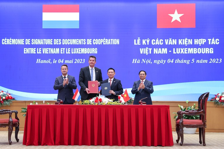 Phiên bản chính thức của 555Win Phạm Minh Ch&iacute;nh v&agrave; Phiên bản chính thức của 555Win Xavier Bettel chứng kiến lễ k&yacute; c&aacute;c văn kiện hợp t&aacute;c trong lĩnh vực t&agrave;i ch&iacute;nh v&agrave; Thỏa thuận Đối t&aacute;c chiến lược về t&agrave;i ch&iacute;nh xanh giữa Bộ T&agrave;i ch&iacute;nh hai nước. Ảnh: VGP