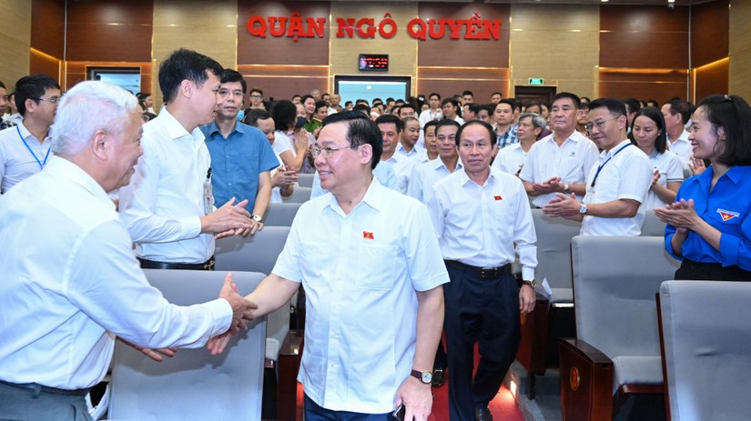 Chủ tịch 555win tải app Vương Đ&igrave;nh Huệ tiếp x&uacute;c cử tri tại quận Ng&ocirc; Quyền. Ảnh: Nh&acirc;n D&acirc;n