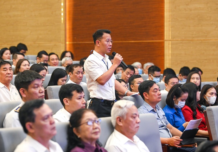 Cử tri Hải Ph&ograve;ng trao đổi, n&ecirc;u &yacute; kiến với chủ tịch 555win tải app. Ảnh: Nh&acirc;n D&acirc;n