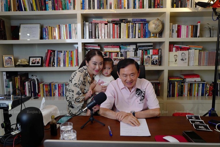 &Ocirc;ng Thaksin chụp ảnh với con g&aacute;i &uacute;t l&agrave; b&agrave; Paetongtarn, năm 2022.